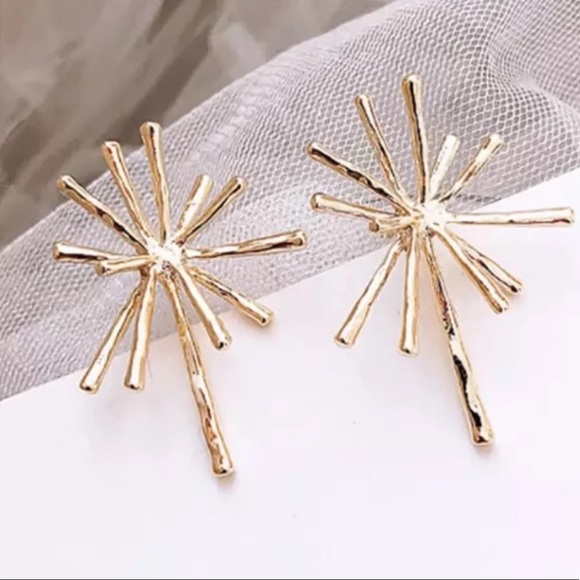 Jewelry - 💛 Golden Statement Unique Stud Back Earrings 💛